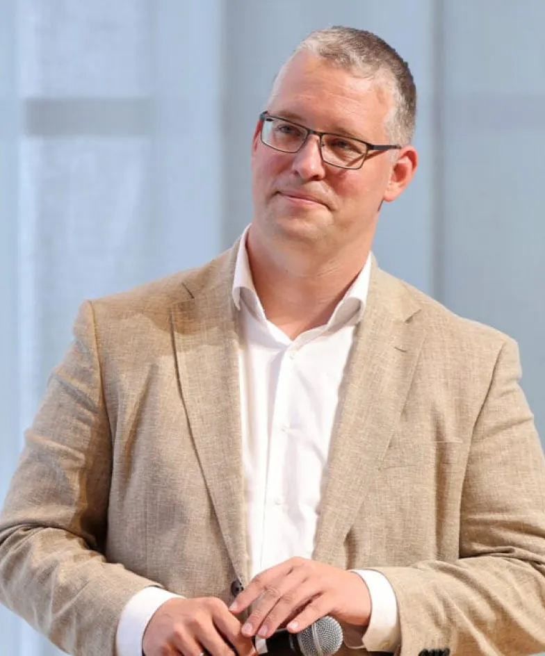 Portrait of Thomas Kraubitz in a professional setting.